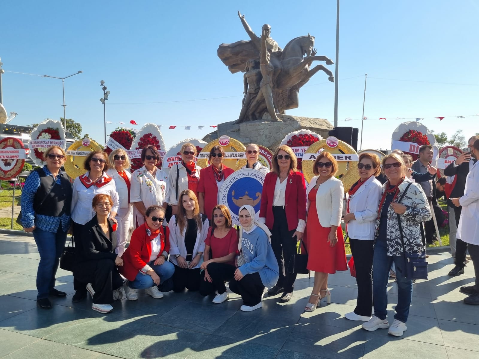 Cumhuriyetimizin 101. Yılında Atamıza çelengimizi sunmak için Cumhuriyet Meydanındaydık
