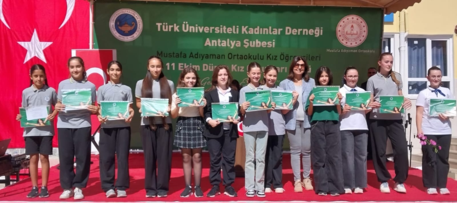DÜNYA KIZ ÇOCUKLARI GÜNÜ’NDE GELECEĞİM ELLERİMDE YARIŞMASINDA DERECEYE GİREN ÖĞRENCİLER ÖDÜLLENDİRİLDİ